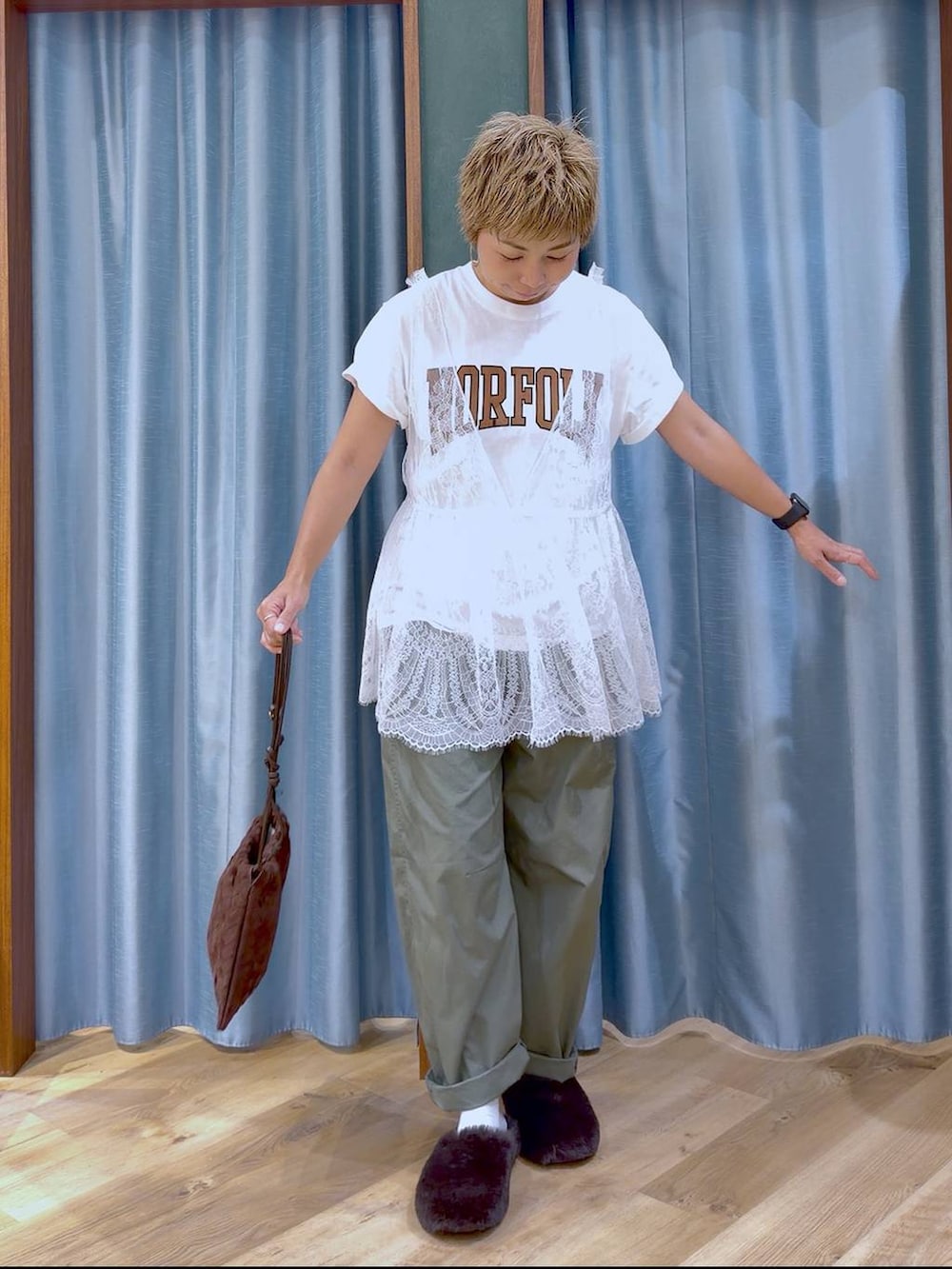 ホワイト系のTシャツ/カットソー、ブラウン系のショルダーバッグ、ブラウン系のその他シューズを着用したレディースの夏コーディネートの5枚目の写真