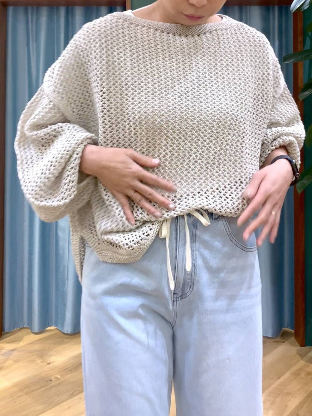 ベージュ系のニット/セーター、ブラウン系のトートバッグ、ホワイト系のTシャツ/カットソーを着用したレディースの冬コーディネートの9枚目の写真