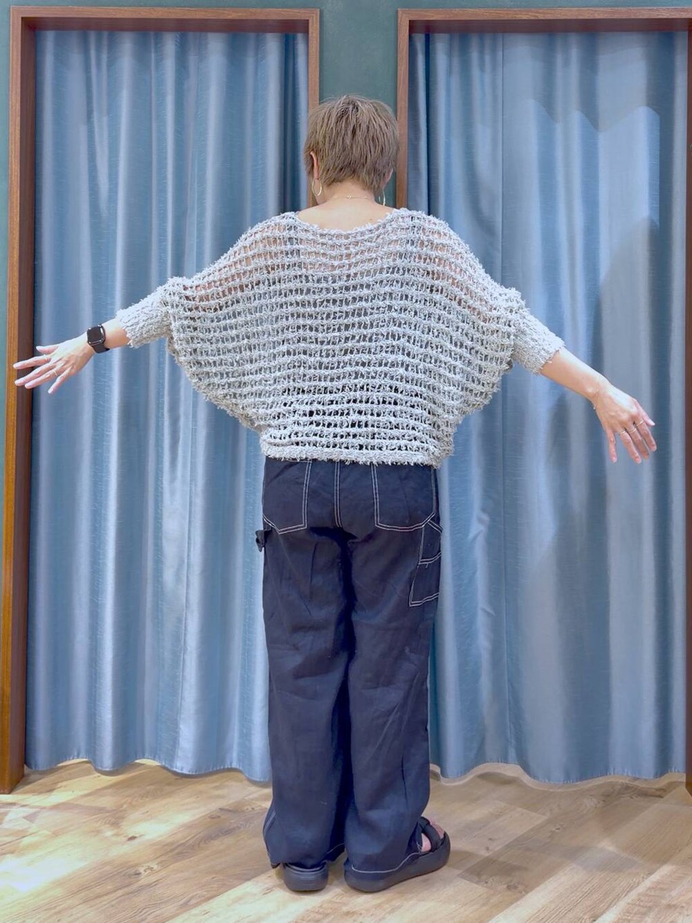 グレー系のタンクトップ、ブルー系のその他パンツ、ブラック系のサンダルを着用したレディースの夏コーディネートの7枚目の写真
