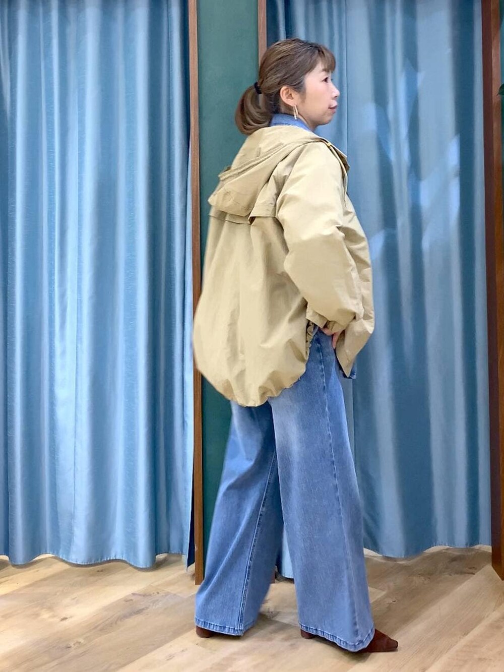 ブルー系のシャツ/ブラウス、ブラウン系のパンプス、ブルー系のデニムパンツを着用したレディースの春コーディネートの8枚目の写真