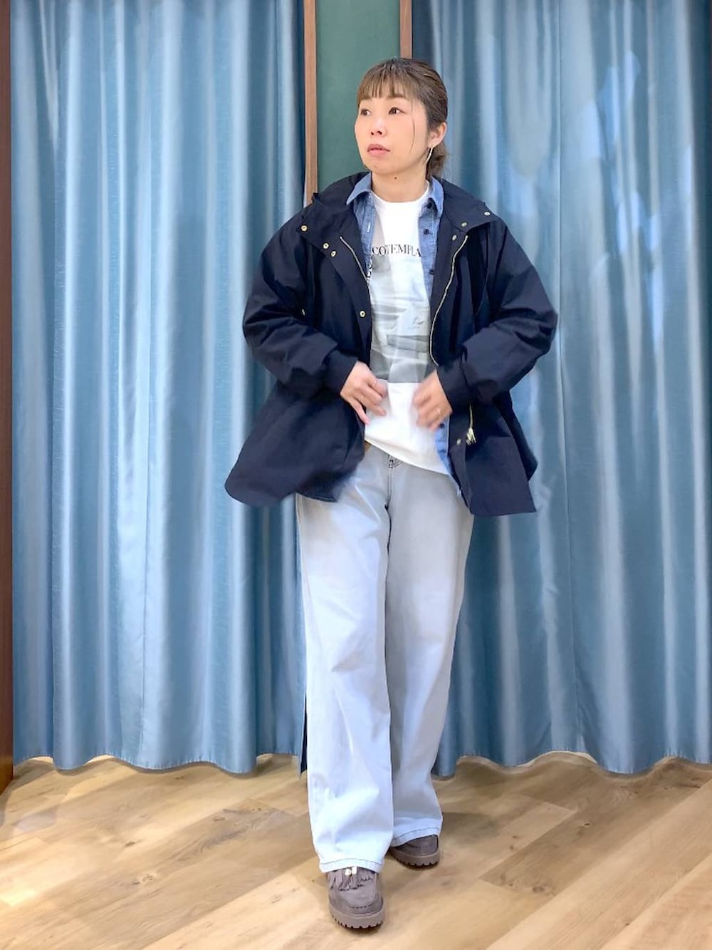 グレー系のローファー、ブルー系のデニムパンツ、ホワイト系のTシャツ/カットソーを着用したレディースの春コーディネートの7枚目の写真