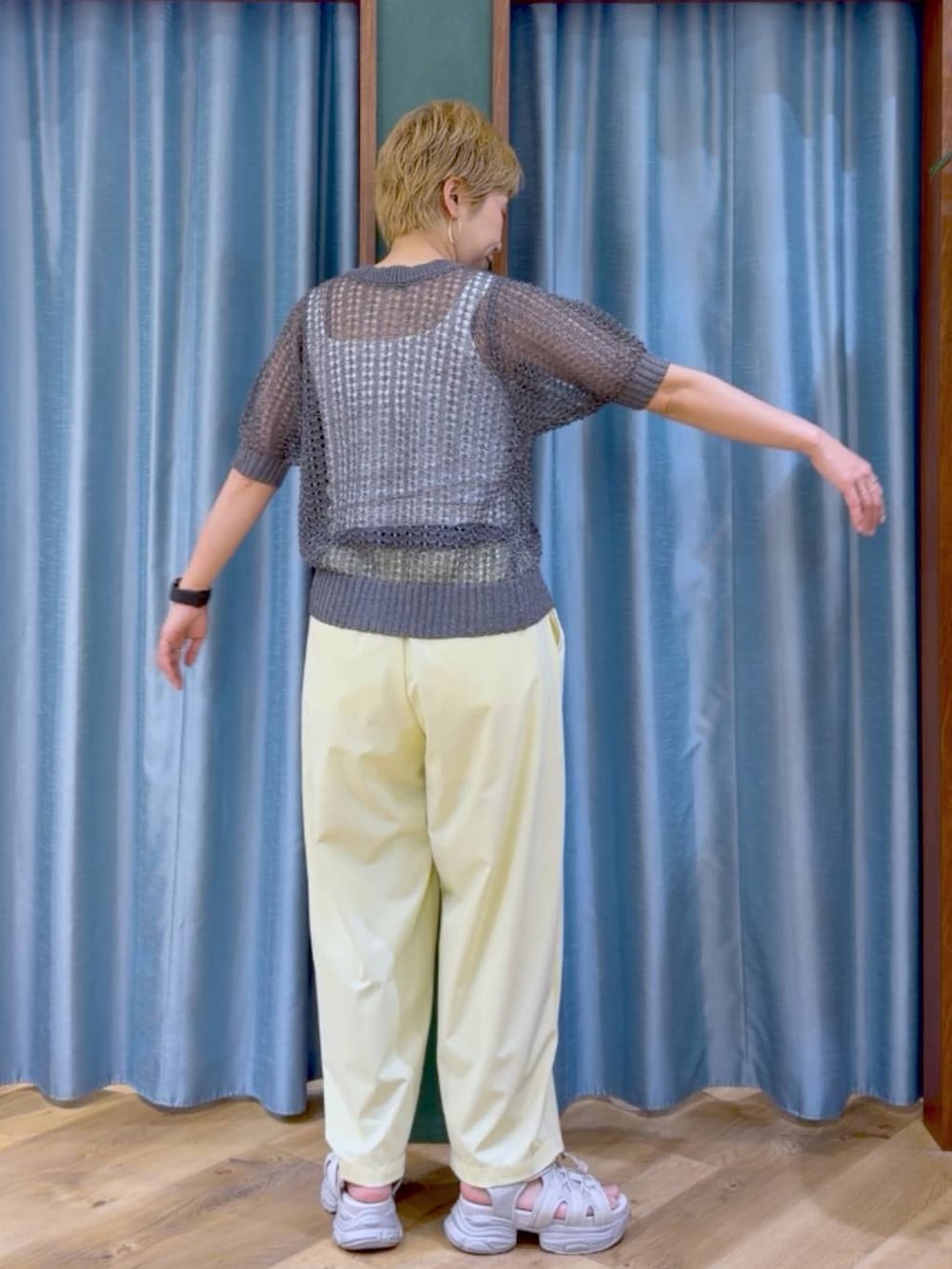 ホワイト系のタンクトップ、イエロー系のその他パンツ、グレー系のサンダルを着用したレディースの夏コーディネートの4枚目の写真