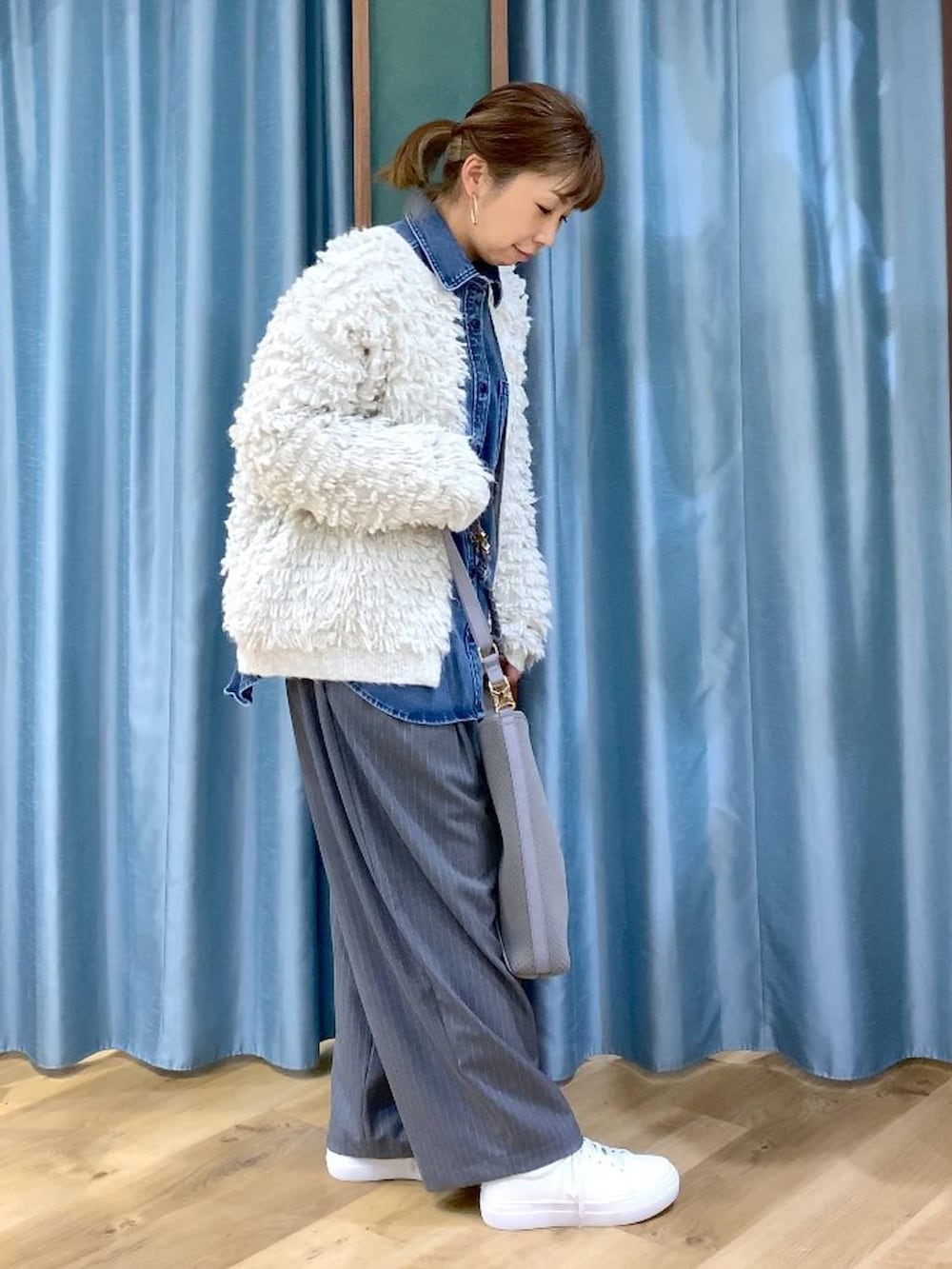 ブルー系のシャツ/ブラウス、ホワイト系のカーディガン/ボレロ、グレー系のその他パンツを着用したレディースの冬コーディネートの3枚目の写真