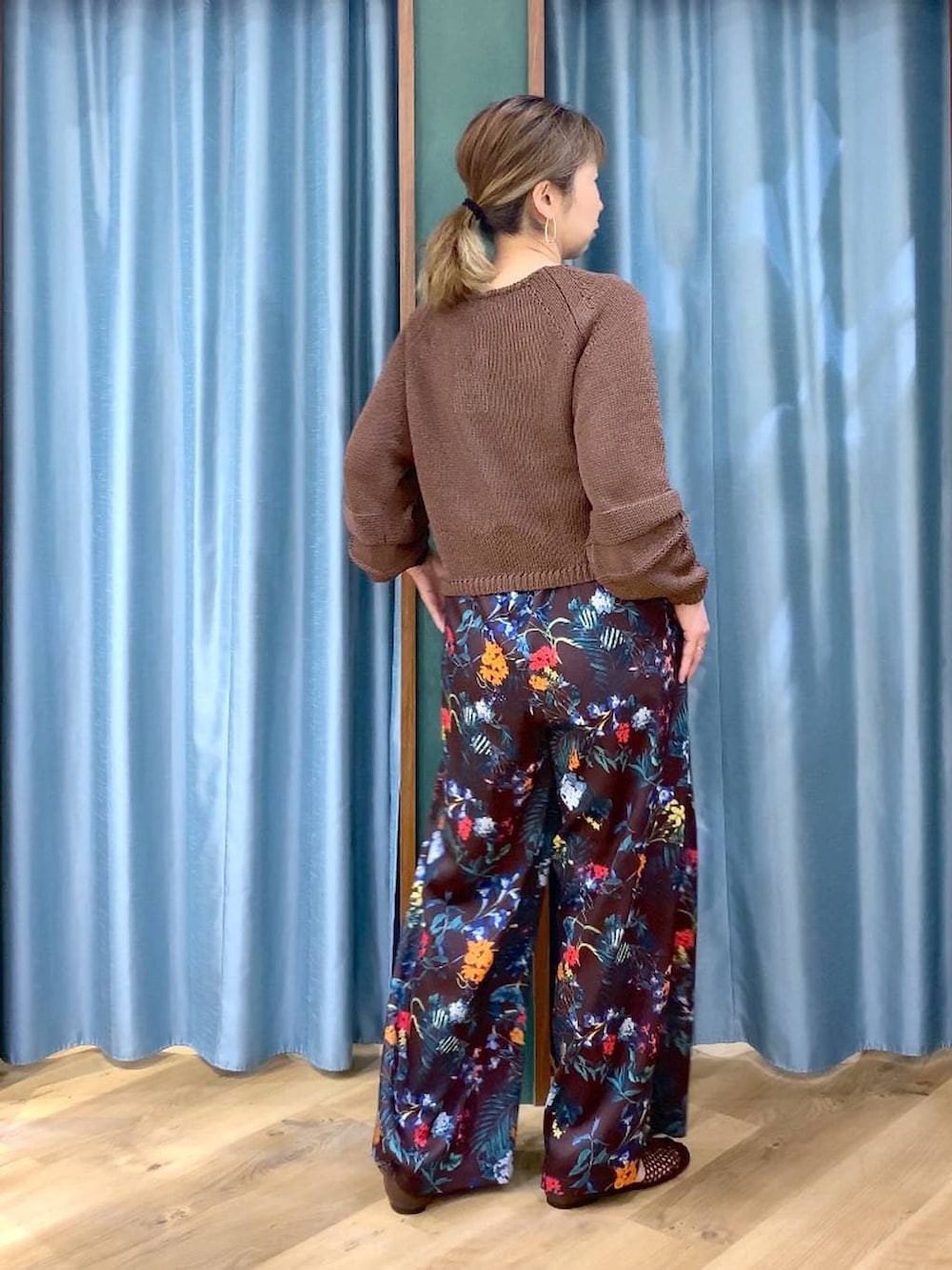 ブラウン系のニット/セーター、ブラウン系のその他パンツ、ブラウン系のスリッポンを着用したレディースの春コーディネートの5枚目の写真