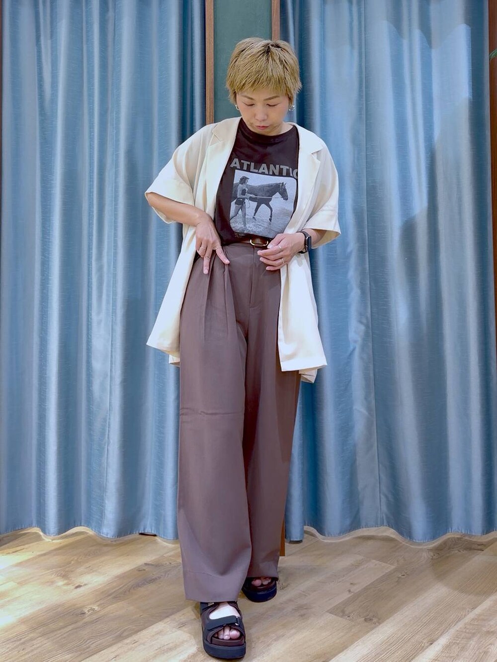 ブラウン系のTシャツ/カットソー、ブラウン系のサンダル、ホワイト系のテーラードジャケットを着用したレディースの夏コーディネートの3枚目の写真