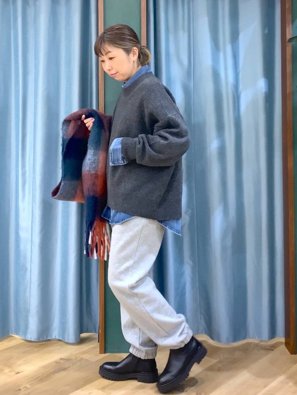 ブラック系のブーツ、ブルー系のシャツ/ブラウス、グレー系のニット/セーターを着用したレディースの秋コーディネートの6枚目の写真