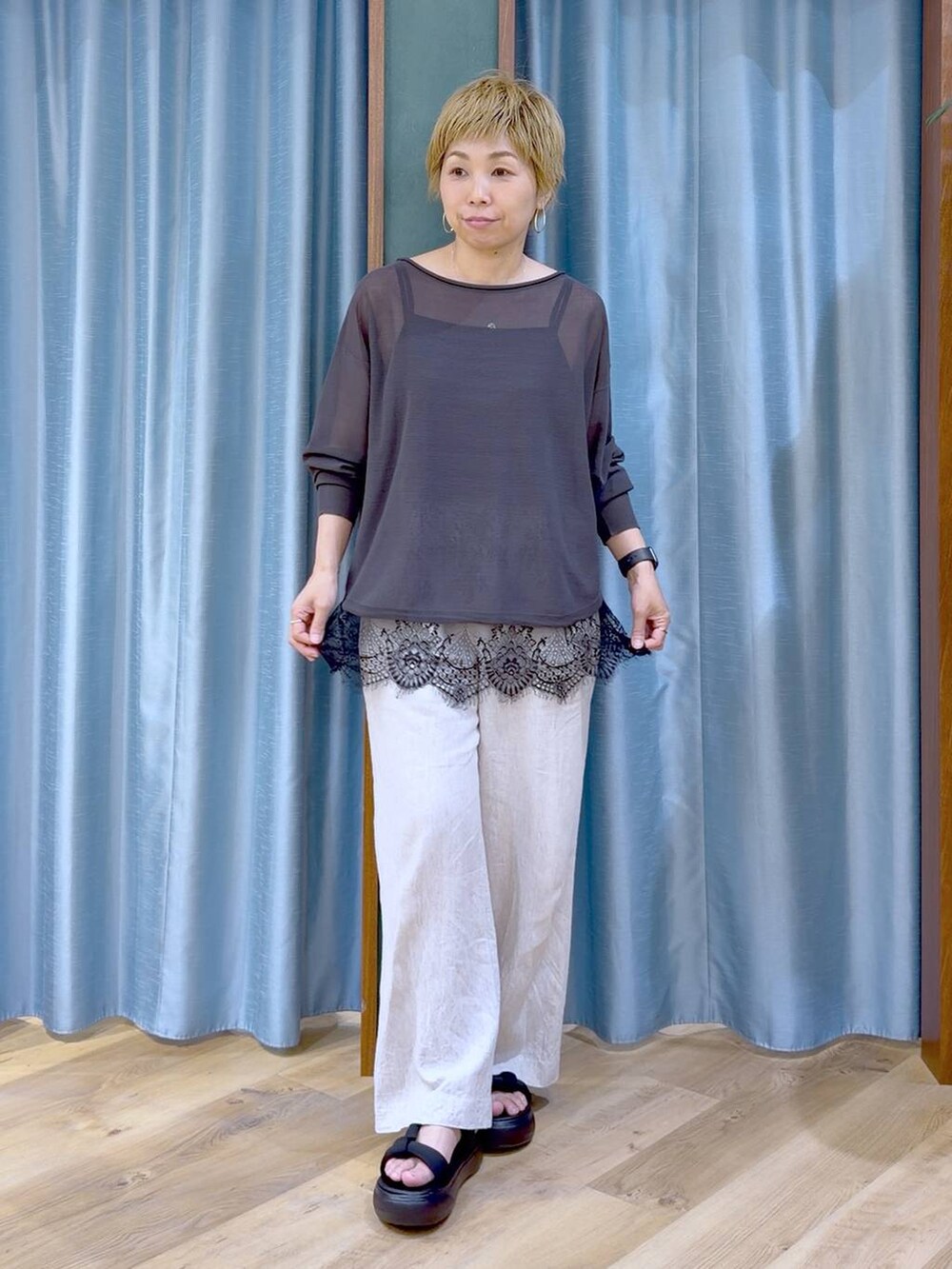 グレー系のトートバッグ、ブラック系のキャミソール、ベージュ系のその他パンツを着用したレディースの夏コーディネートの8枚目の写真