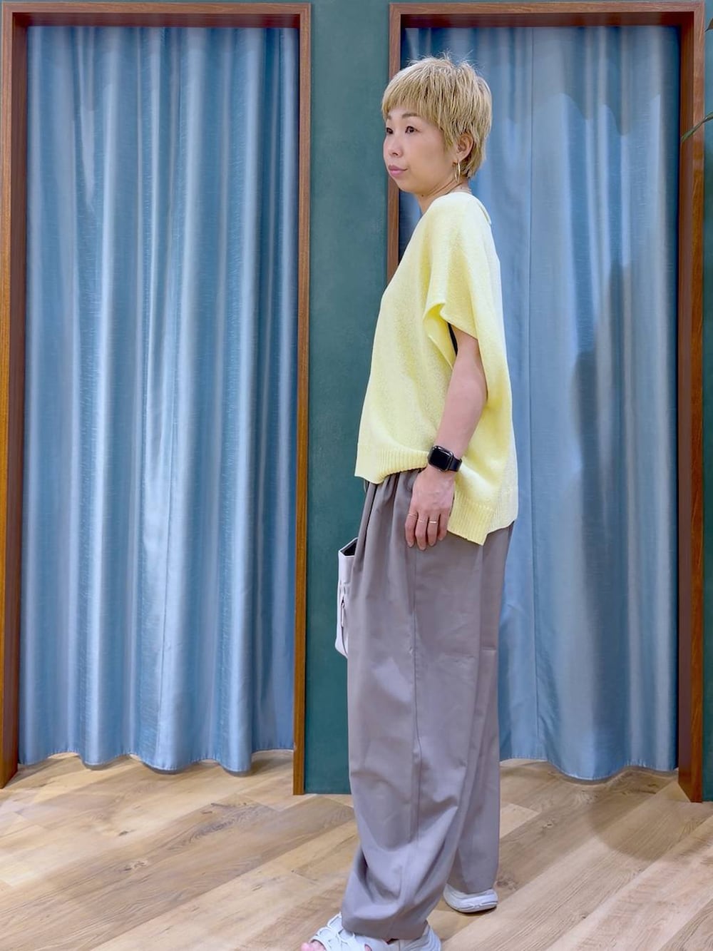 ホワイト系のトートバッグ、グレー系のサンダル、ブラウン系のその他パンツを着用したレディースの夏コーディネートの3枚目の写真