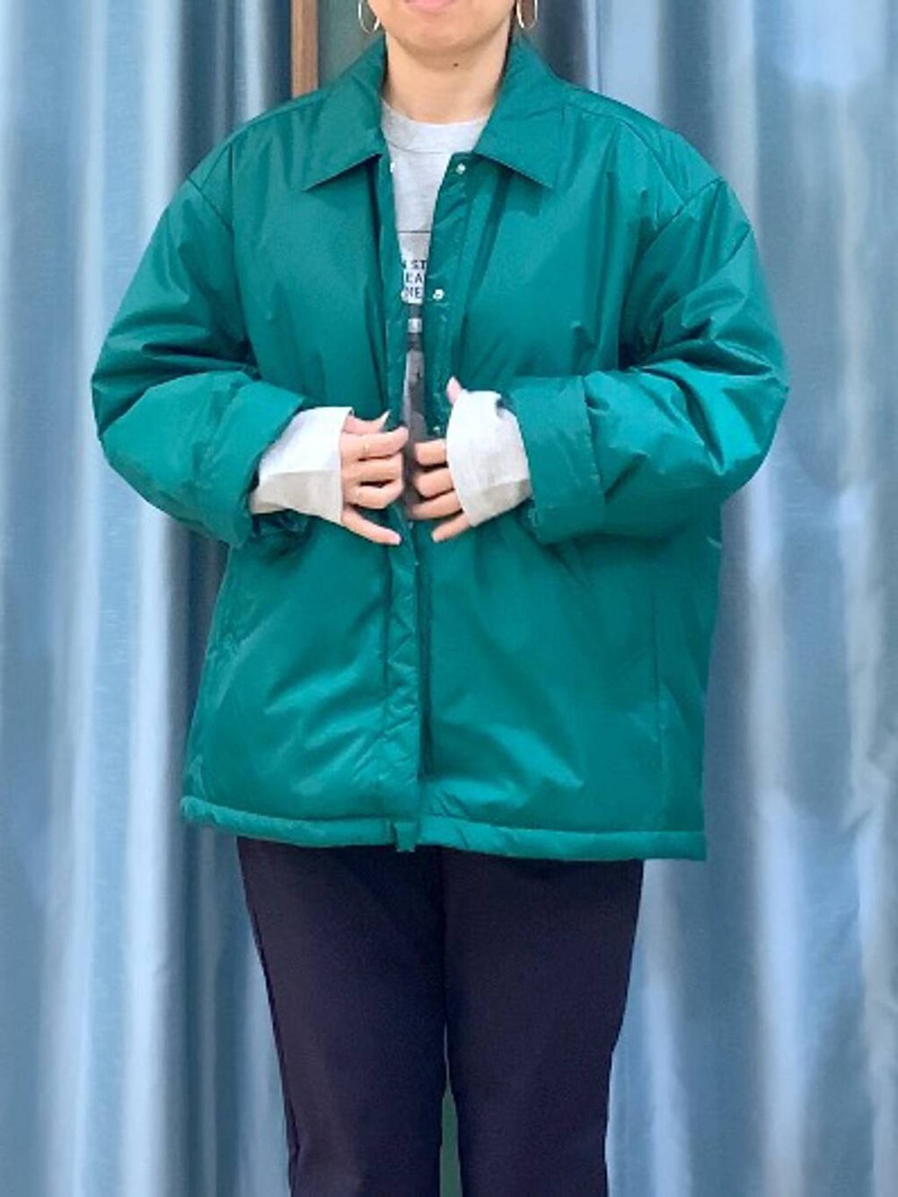 グリーン系のブルゾン、ブルー系のその他パンツ、ブラウン系のバックパック/リュックを着用したレディースの秋コーディネートの8枚目の写真