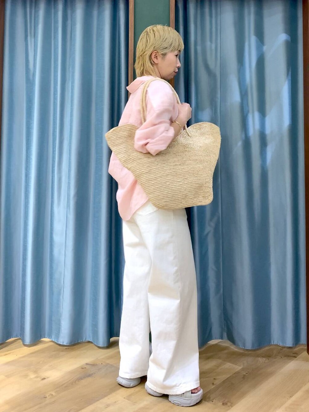 ホワイト系のデニムパンツ、ピンク系のシャツ/ブラウス、グレー系のサンダルを着用したレディースの夏コーディネートの5枚目の写真