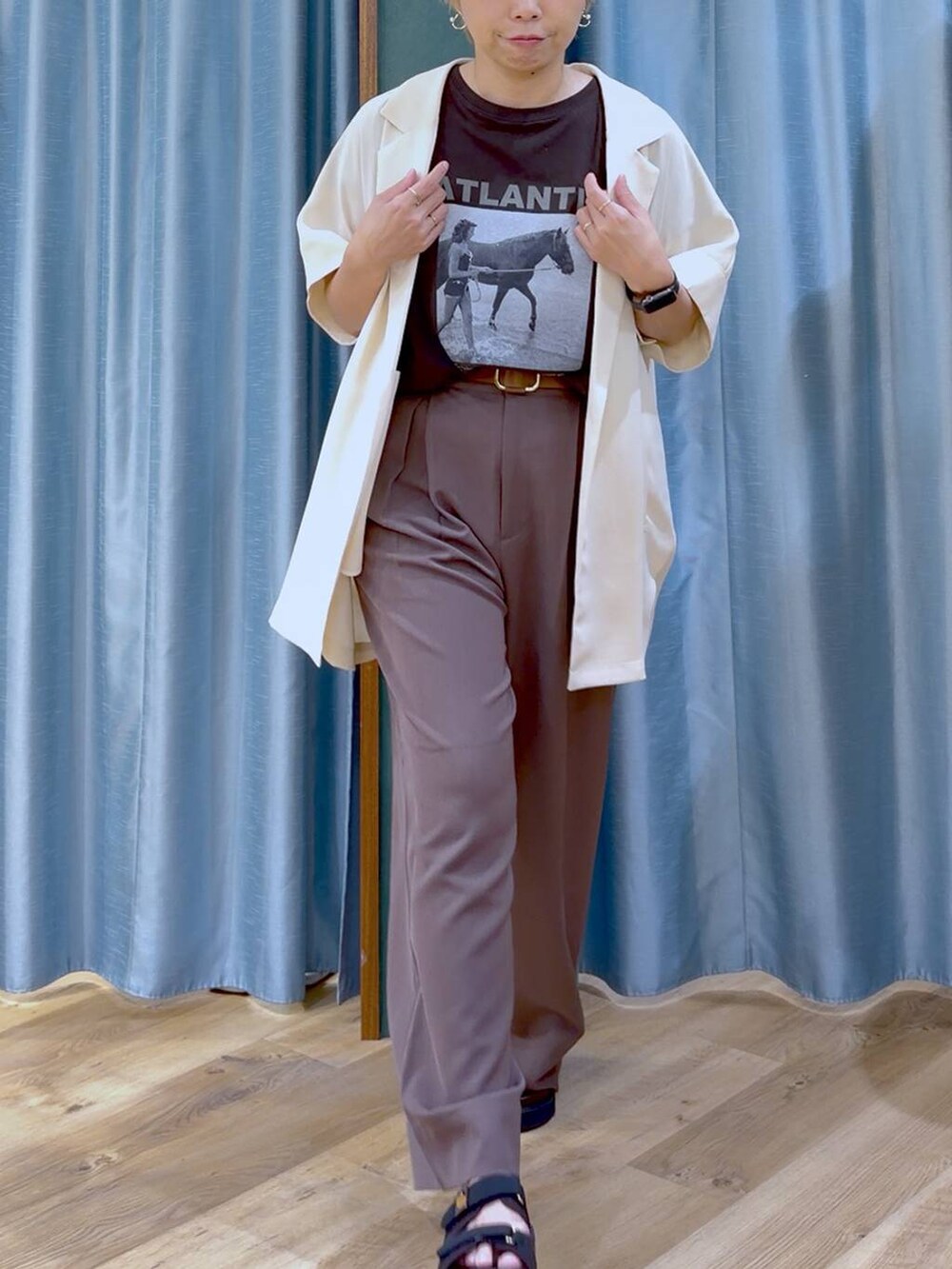 ブラウン系のTシャツ/カットソー、ブラウン系のサンダル、ホワイト系のテーラードジャケットを着用したレディースの夏コーディネートの8枚目の写真