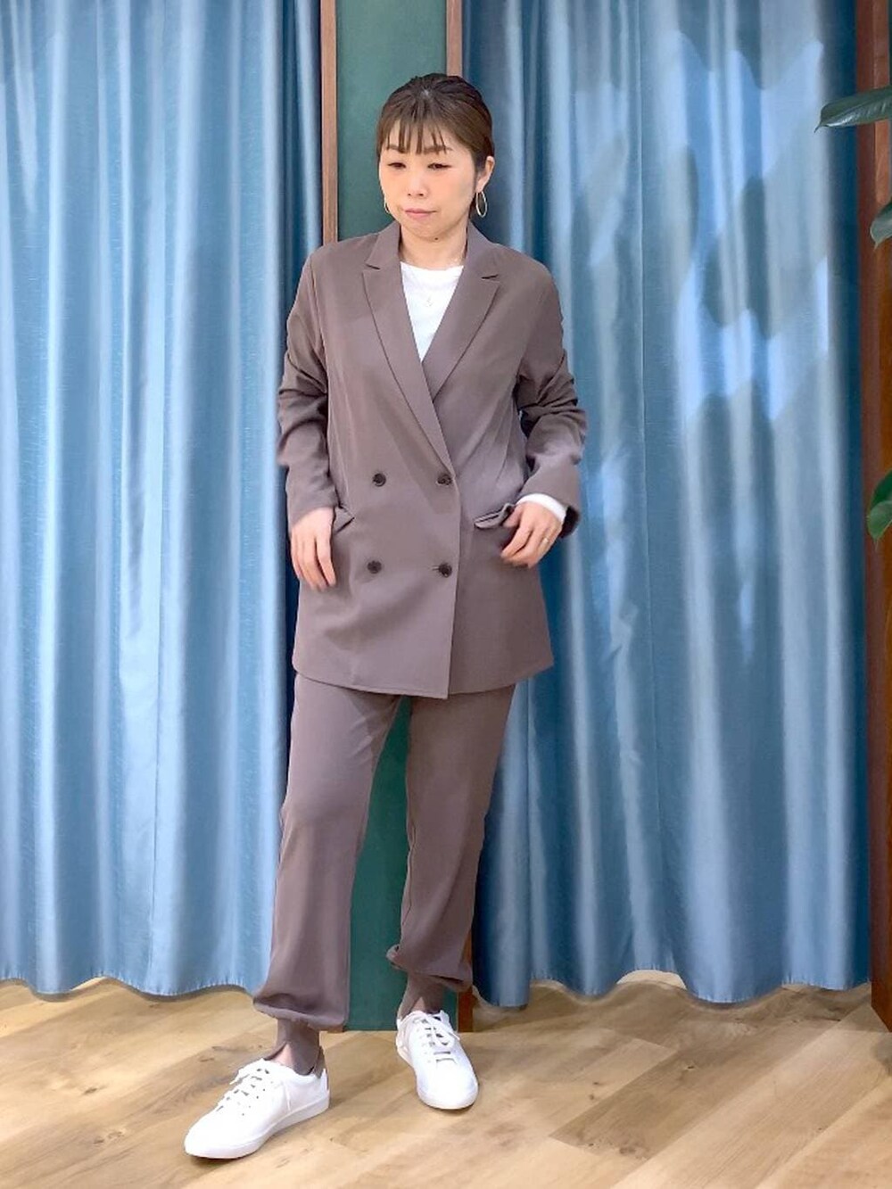 ホワイト系のTシャツ/カットソー、グリーン系のテーラードジャケット、グリーン系のその他パンツを着用したレディースの冬コーディネートの2枚目の写真