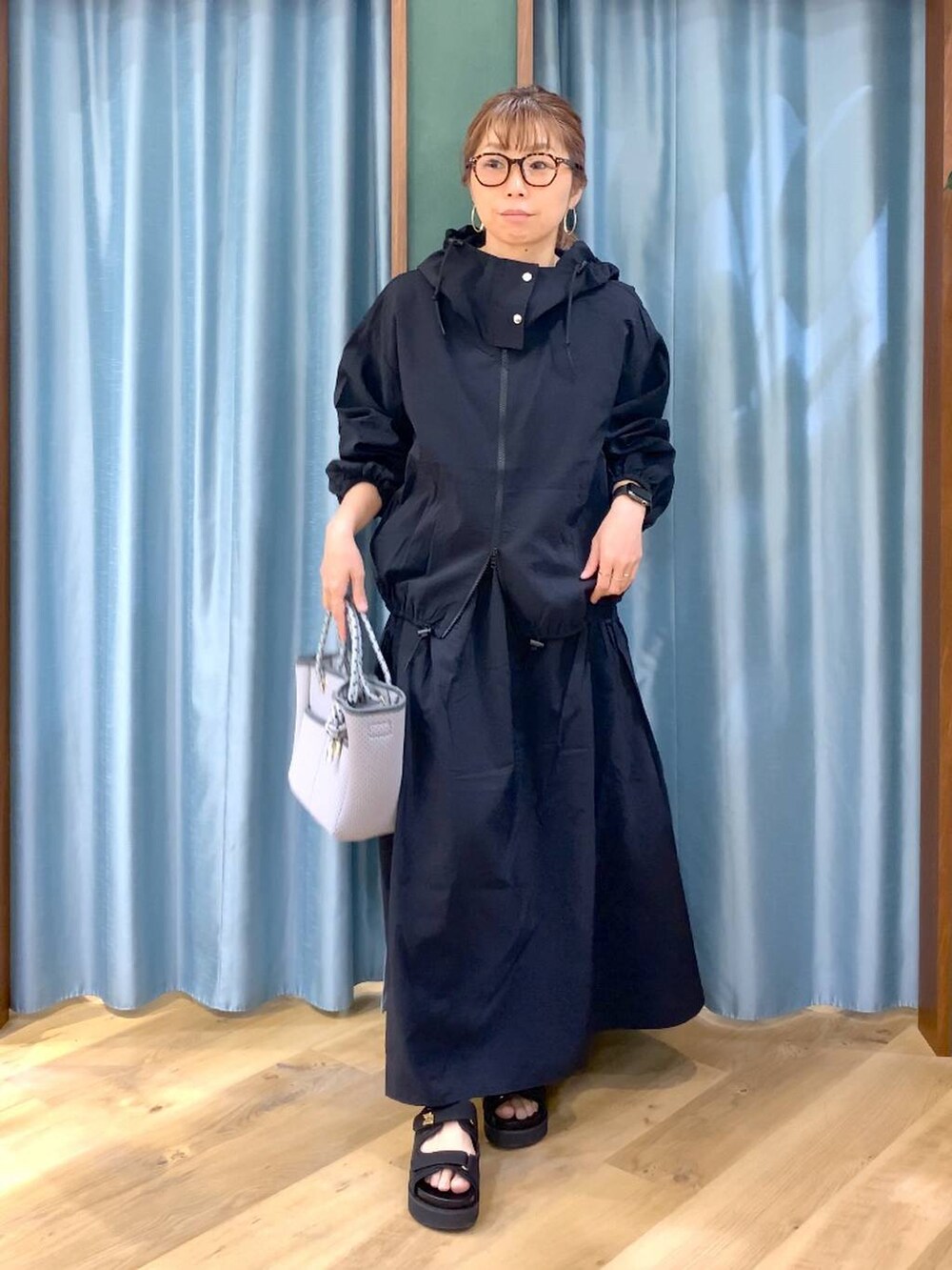 ホワイト系のTシャツ/カットソー、ブラック系のスカート、ブラック系のブルゾンを着用したレディースの春コーディネートの5枚目の写真