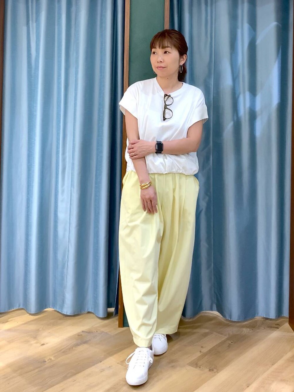ホワイト系のTシャツ/カットソー、イエロー系のその他パンツ、ホワイト系のスニーカーを着用したレディースの春コーディネートの2枚目の写真