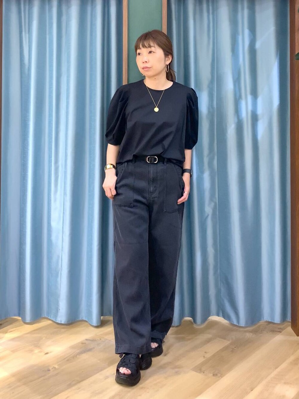 グレー系のデニムパンツ、ブラック系のシャツ/ブラウス、ブラック系のサンダルを着用したレディースの春コーディネートの3枚目の写真