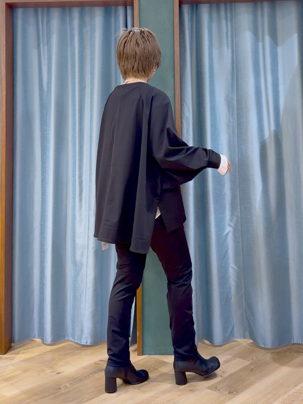 ブラック系のその他パンツ、ブラック系のブーツ、ホワイト系のTシャツ/カットソーを着用したレディースの秋コーディネートの7枚目の写真