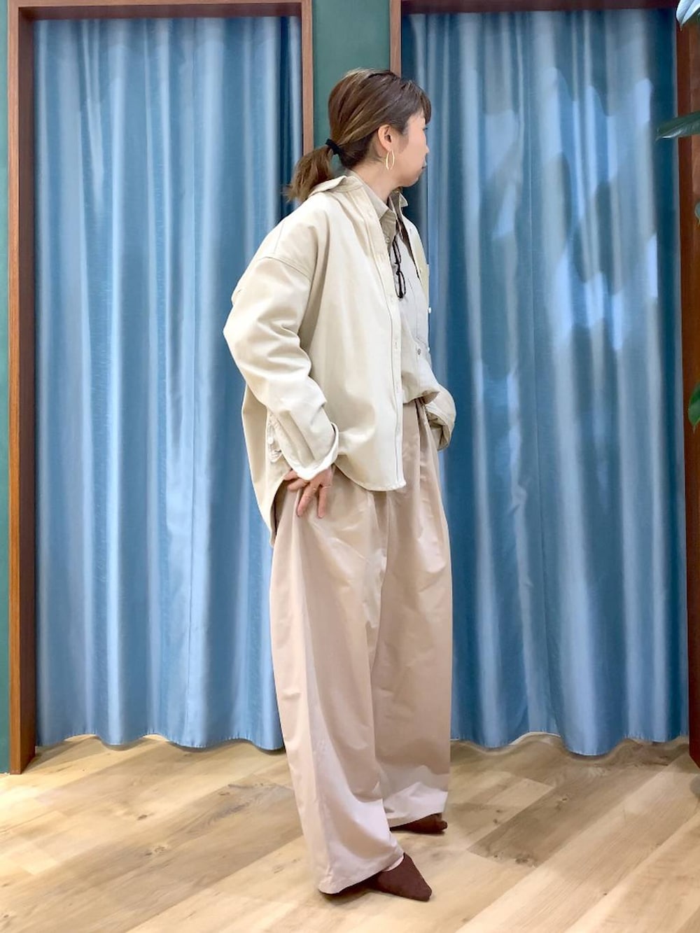 ベージュ系のシャツ/ブラウス、ブラウン系のパンプス、ベージュ系のその他パンツを着用したレディースの冬コーディネートの5枚目の写真