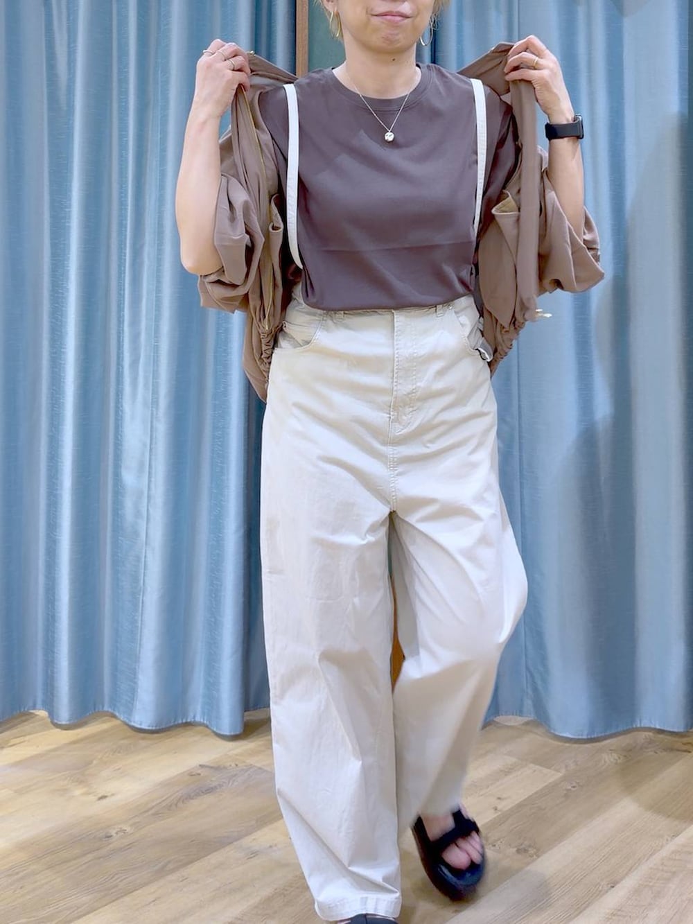 イエロー系のブルゾン、ベージュ系のその他パンツ、ブラック系のサンダルを着用したレディースの夏コーディネートの7枚目の写真