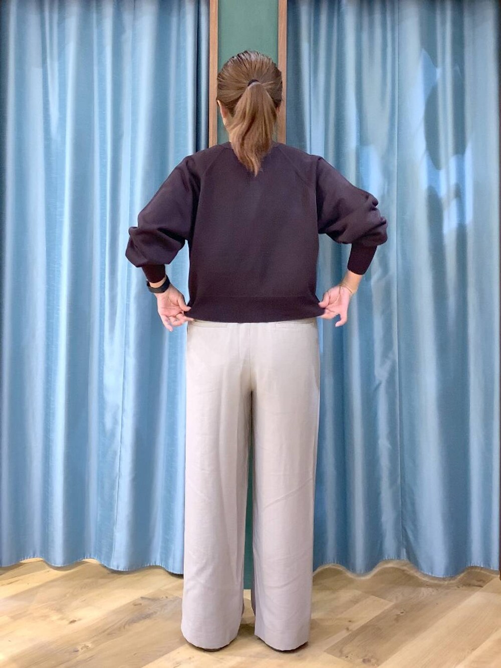 ブラウン系のカーディガン/ボレロ、ベージュ系のその他パンツ、ブラウン系のサンダルを着用したレディースの春コーディネートの4枚目の写真