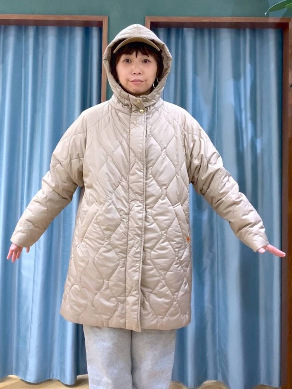 ホワイト系のシャツ/ブラウス、ベージュ系のブルゾン、ブルー系のニット/セーターを着用したレディースの冬コーディネートの9枚目の写真