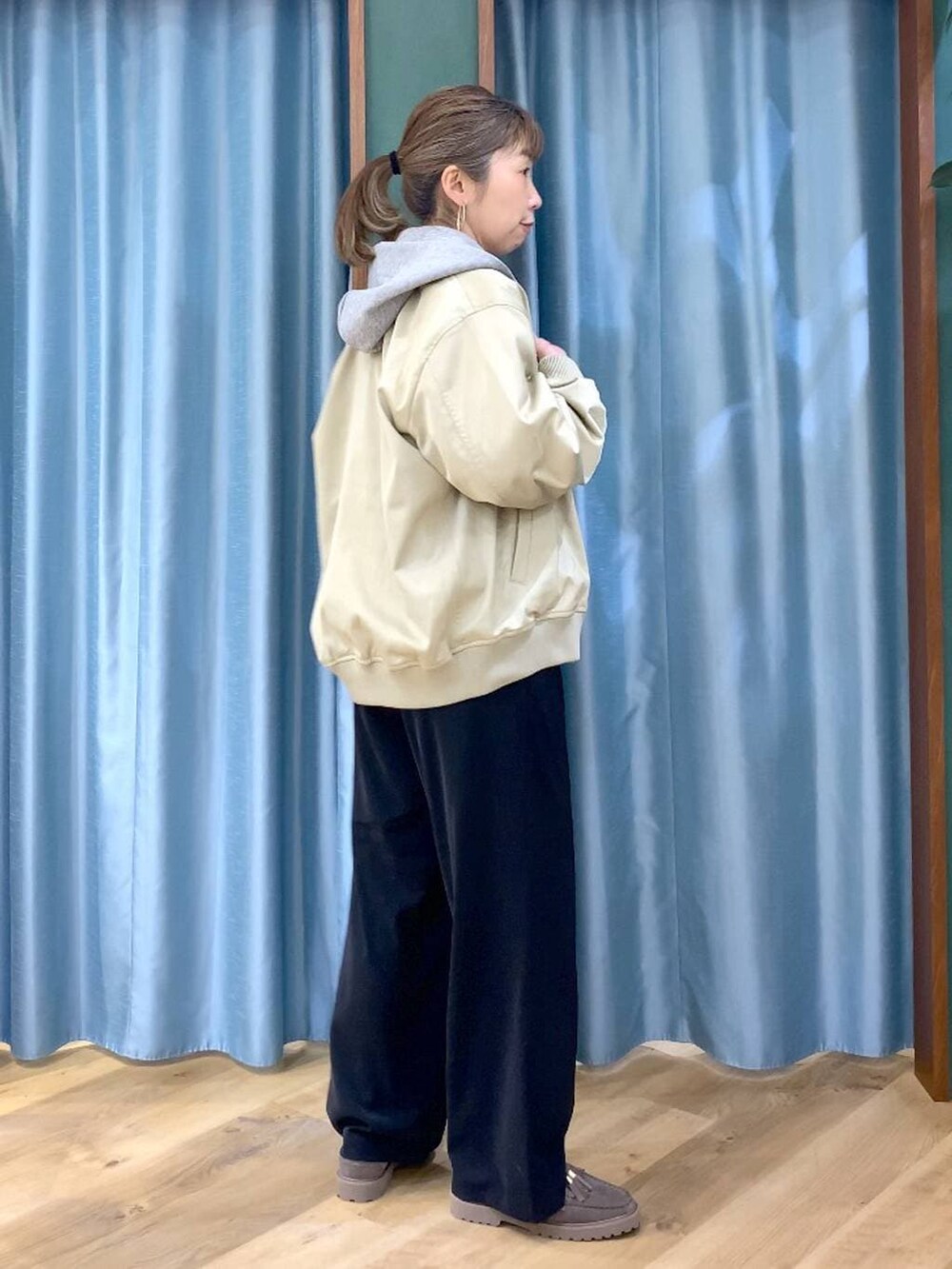 ブラック系のその他パンツ、グレー系のローファー、グレー系のパーカーを着用したレディースの春コーディネートの4枚目の写真