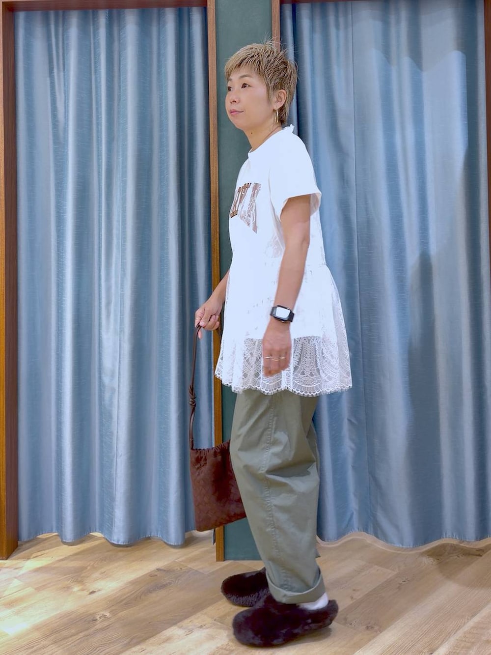 ホワイト系のTシャツ/カットソー、ブラウン系のショルダーバッグ、ブラウン系のその他シューズを着用したレディースの夏コーディネートの6枚目の写真