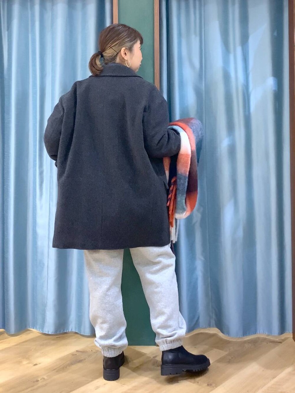 ブラック系のブーツ、ブルー系のシャツ/ブラウス、グレー系のニット/セーターを着用したレディースの秋コーディネートの4枚目の写真