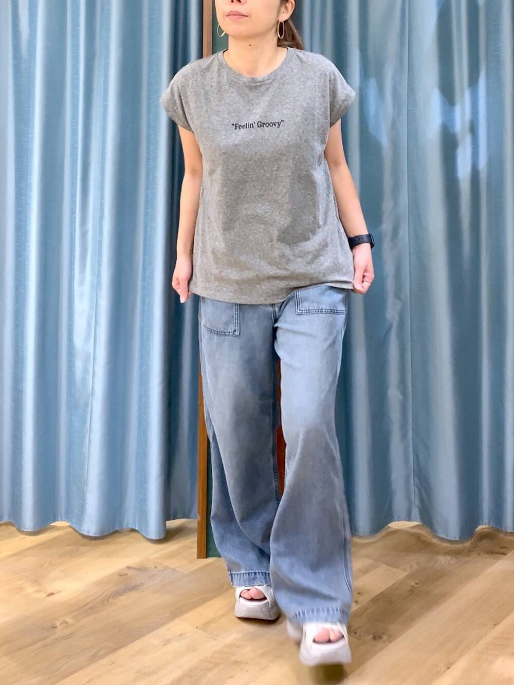 ブルー系のデニムパンツ、ベージュ系のブルゾン、グレー系のTシャツ/カットソーを着用したレディースの春コーディネートの8枚目の写真