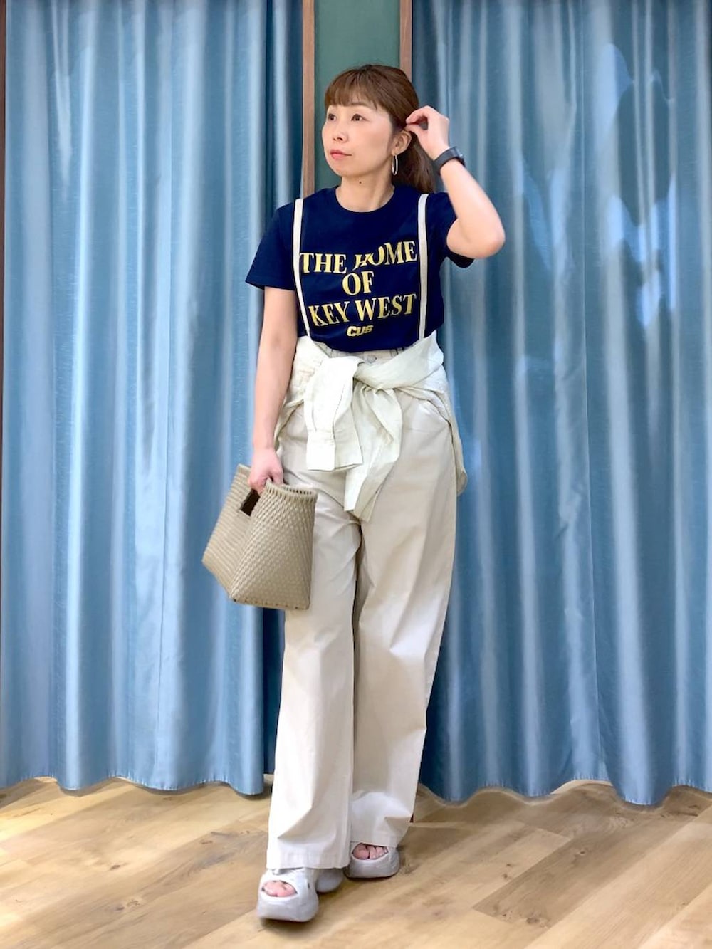 ベージュ系のシャツ/ブラウス、ブルー系のTシャツ/カットソー、グレー系のサンダルを着用したレディースの春コーディネートの2枚目の写真