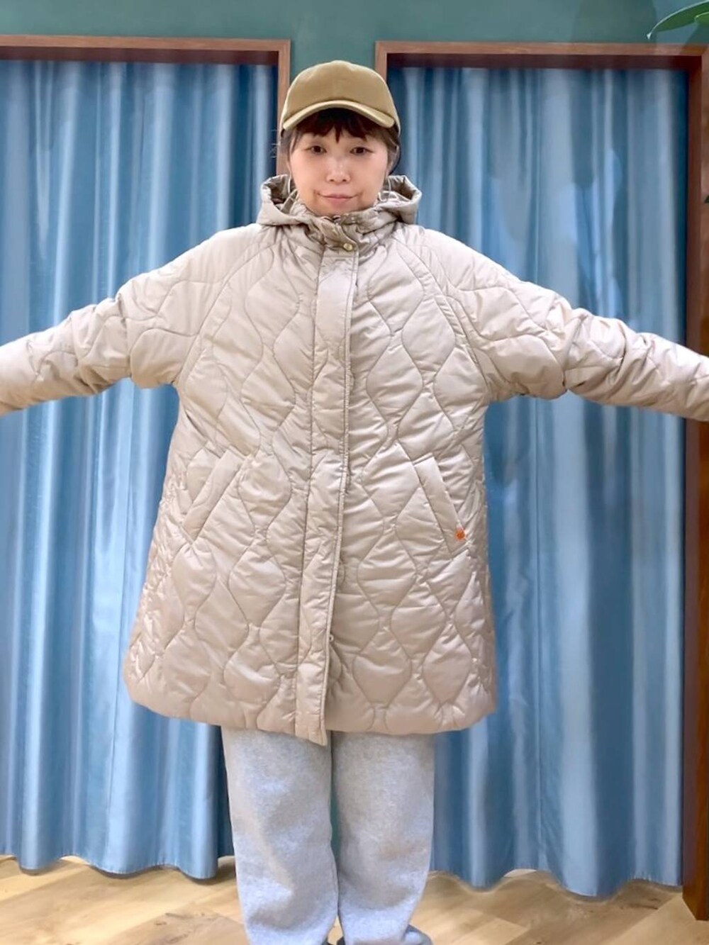 ホワイト系のシャツ/ブラウス、ベージュ系のブルゾン、ブルー系のニット/セーターを着用したレディースの冬コーディネートの5枚目の写真