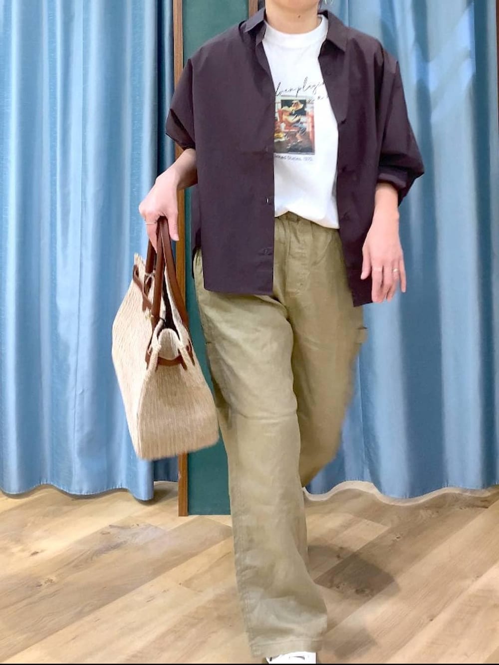 ブラウン系のシャツ/ブラウス、ベージュ系のその他パンツ、ホワイト系のTシャツ/カットソーを着用したレディースの春コーディネートの5枚目の写真