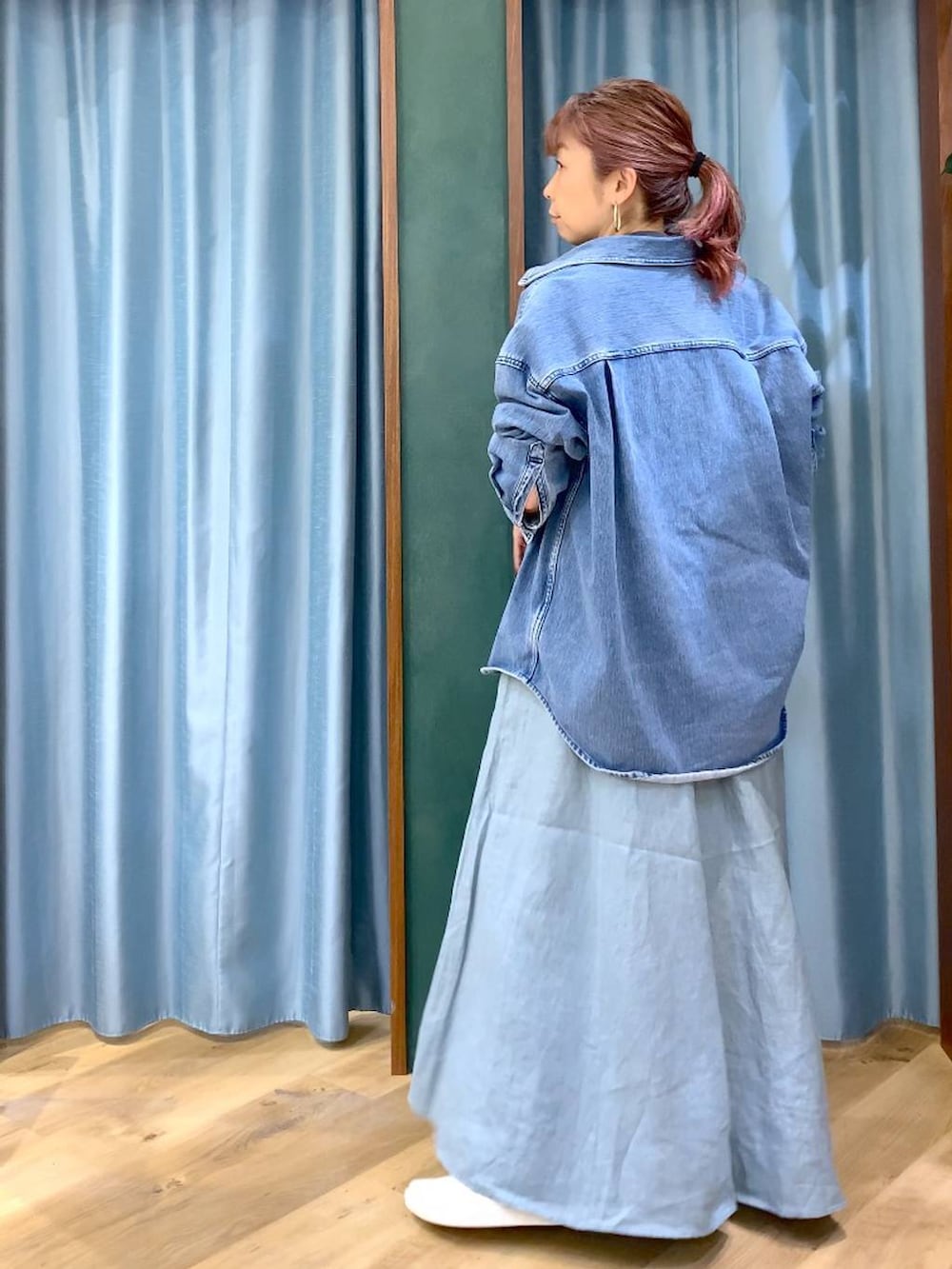 ブルー系のシャツ/ブラウス、グリーン系のスカート、グレー系のTシャツ/カットソーを着用したレディースの春コーディネートの6枚目の写真