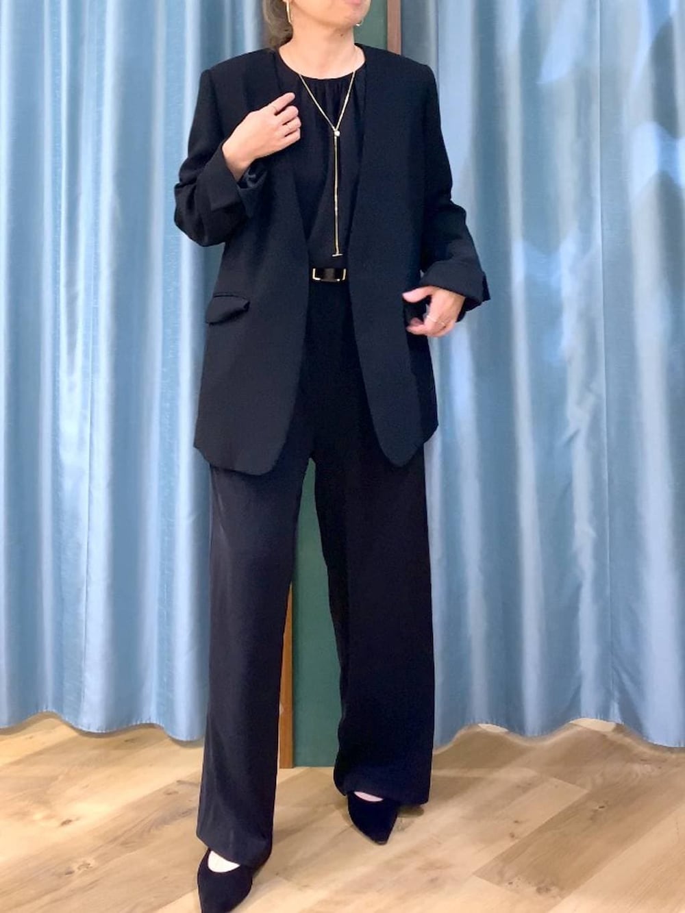 ブラック系のパンプス、ブラック系のつなぎ/オールインワン、ブラック系のノーカラージャケットを着用したレディースの冬コーディネートの7枚目の写真