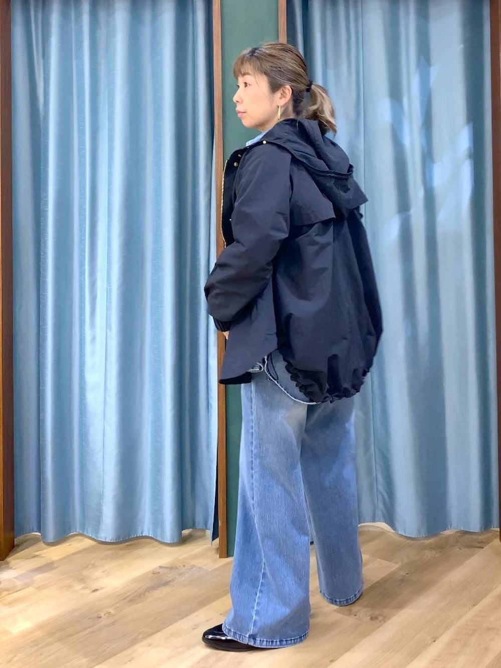 ブルー系のシャツ/ブラウス、ブルー系のデニムパンツ、ブラック系のローファーを着用したレディースの春コーディネートの5枚目の写真