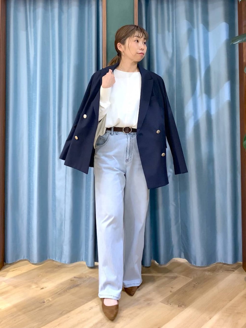 ブルー系のデニムパンツ、ホワイト系のTシャツ/カットソー、ブルー系のテーラードジャケットを着用したレディースの冬コーディネートの3枚目の写真
