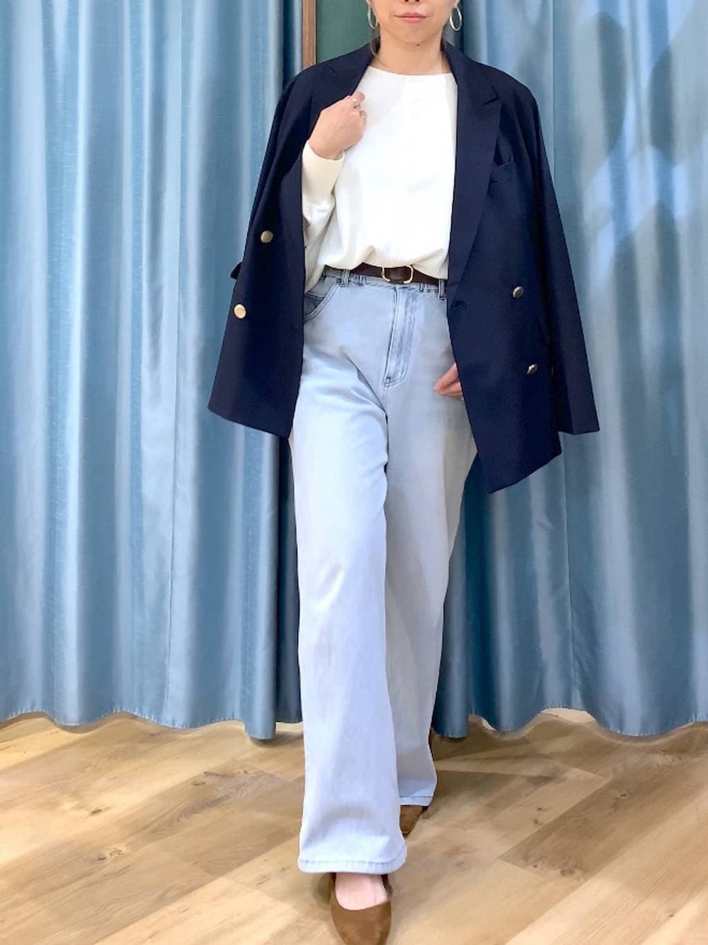 ブルー系のデニムパンツ、ホワイト系のTシャツ/カットソー、ブルー系のテーラードジャケットを着用したレディースの冬コーディネートの6枚目の写真