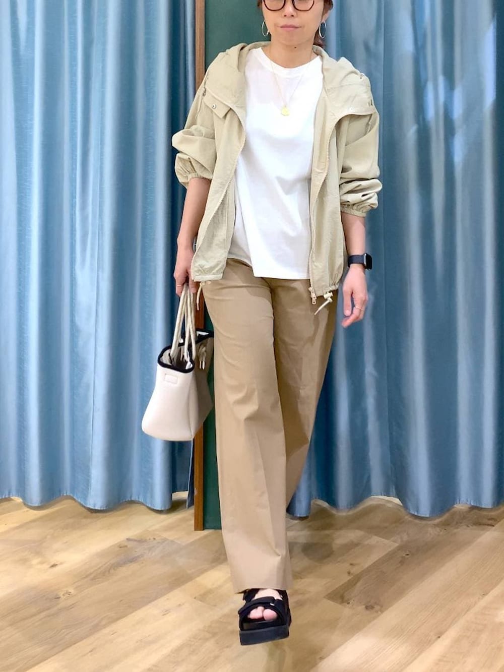 ホワイト系のTシャツ/カットソー、ベージュ系のその他パンツ、ベージュ系のブルゾンを着用したレディースの春コーディネートの6枚目の写真