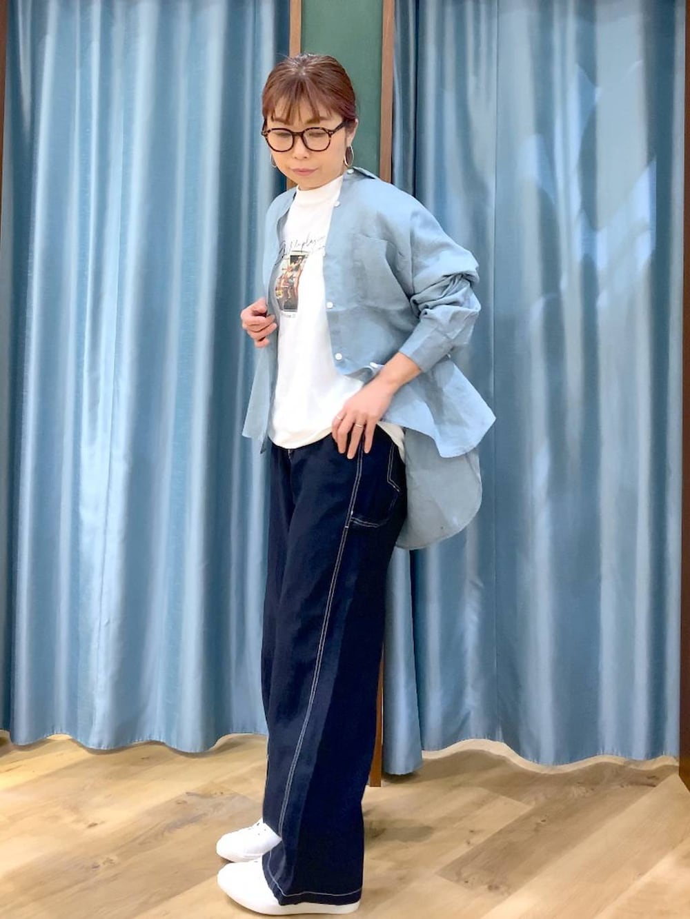 グリーン系のシャツ/ブラウス、ブルー系のその他パンツ、ホワイト系のTシャツ/カットソーを着用したレディースの春コーディネートの4枚目の写真