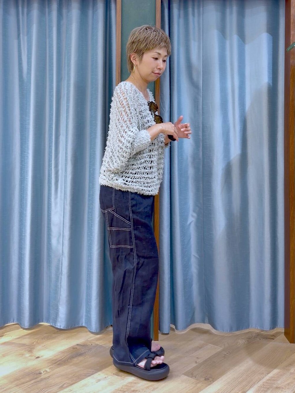 グレー系のタンクトップ、ブルー系のその他パンツ、ブラック系のサンダルを着用したレディースの夏コーディネートの4枚目の写真