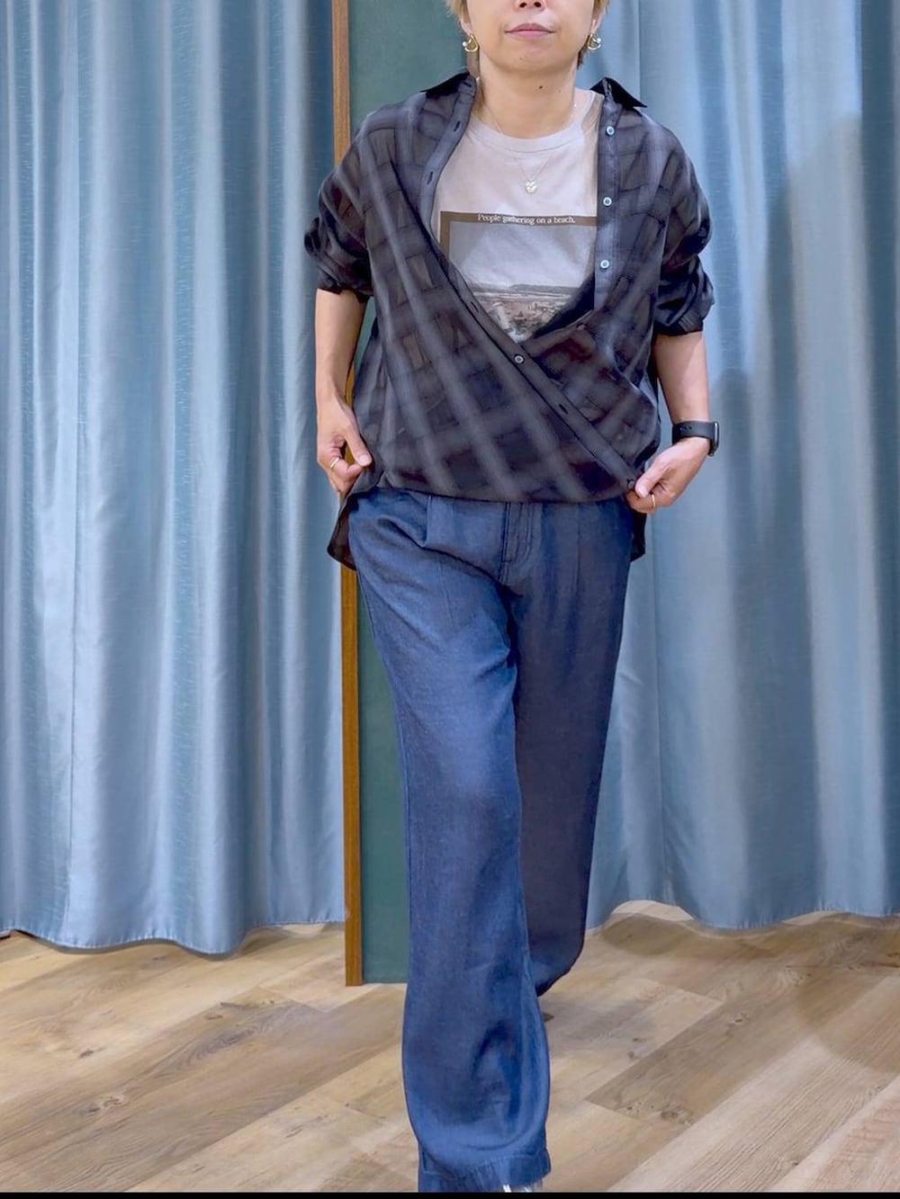 ベージュ系のTシャツ/カットソー、グレー系のサンダル、ブラック系のシャツ/ブラウスを着用したレディースの夏コーディネートの10枚目の写真