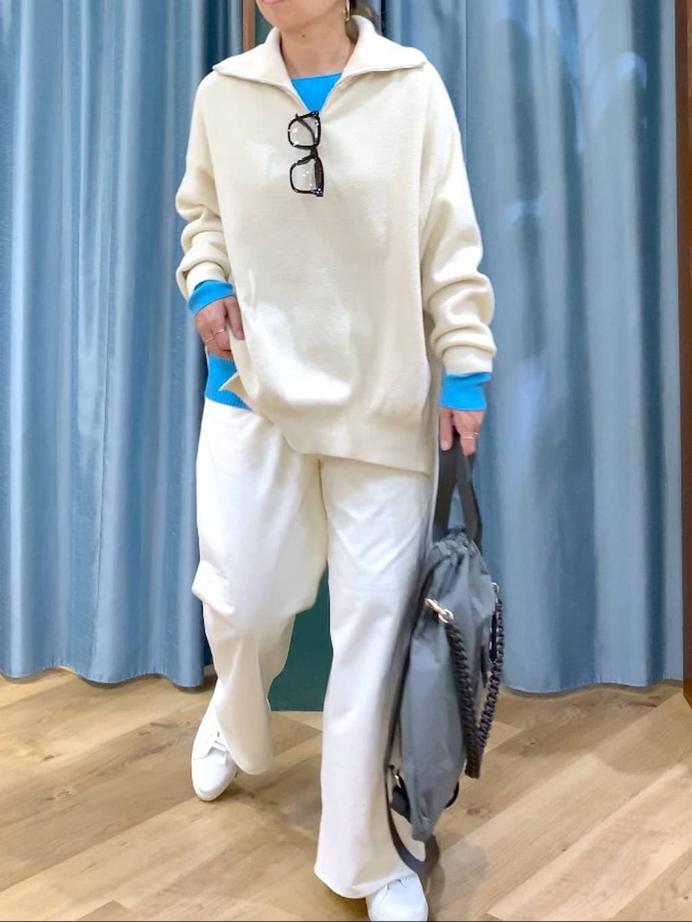 ホワイト系のニット/セーター、ブルー系のニット/セーター、ホワイト系のその他パンツを着用したレディースの秋コーディネートの6枚目の写真