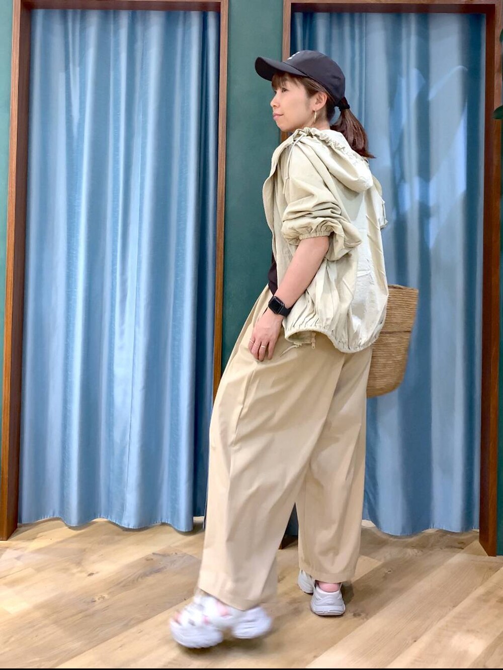 ブラウン系のTシャツ/カットソー、ベージュ系のブルゾン、ベージュ系のその他パンツを着用したレディースの春コーディネートの8枚目の写真
