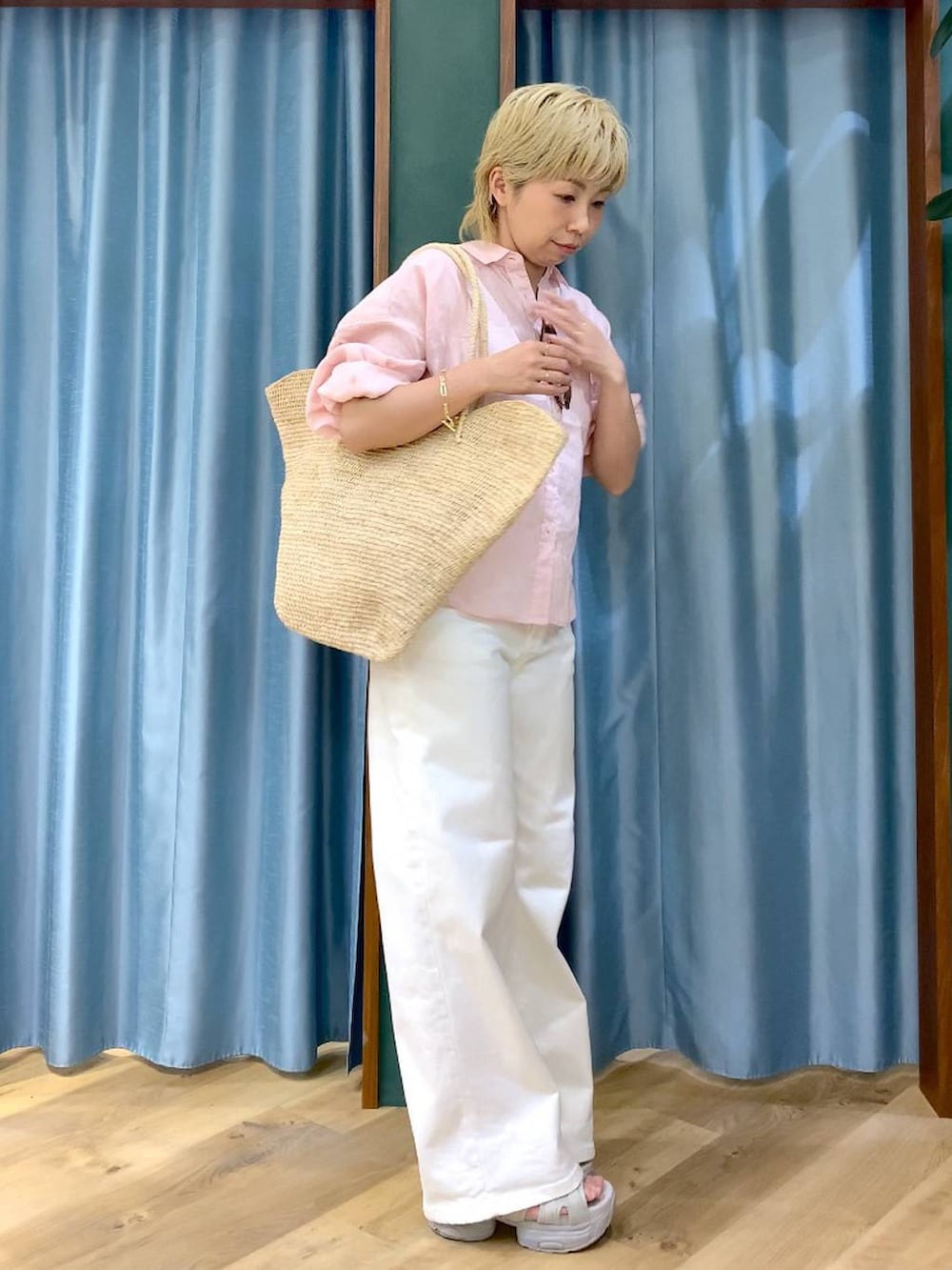 ホワイト系のデニムパンツ、ピンク系のシャツ/ブラウス、グレー系のサンダルを着用したレディースの夏コーディネートの6枚目の写真