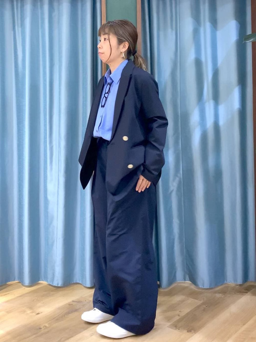 ブルー系のシャツ/ブラウス、ブルー系のその他パンツ、ブラウン系のスニーカーを着用したレディースの冬コーディネートの2枚目の写真