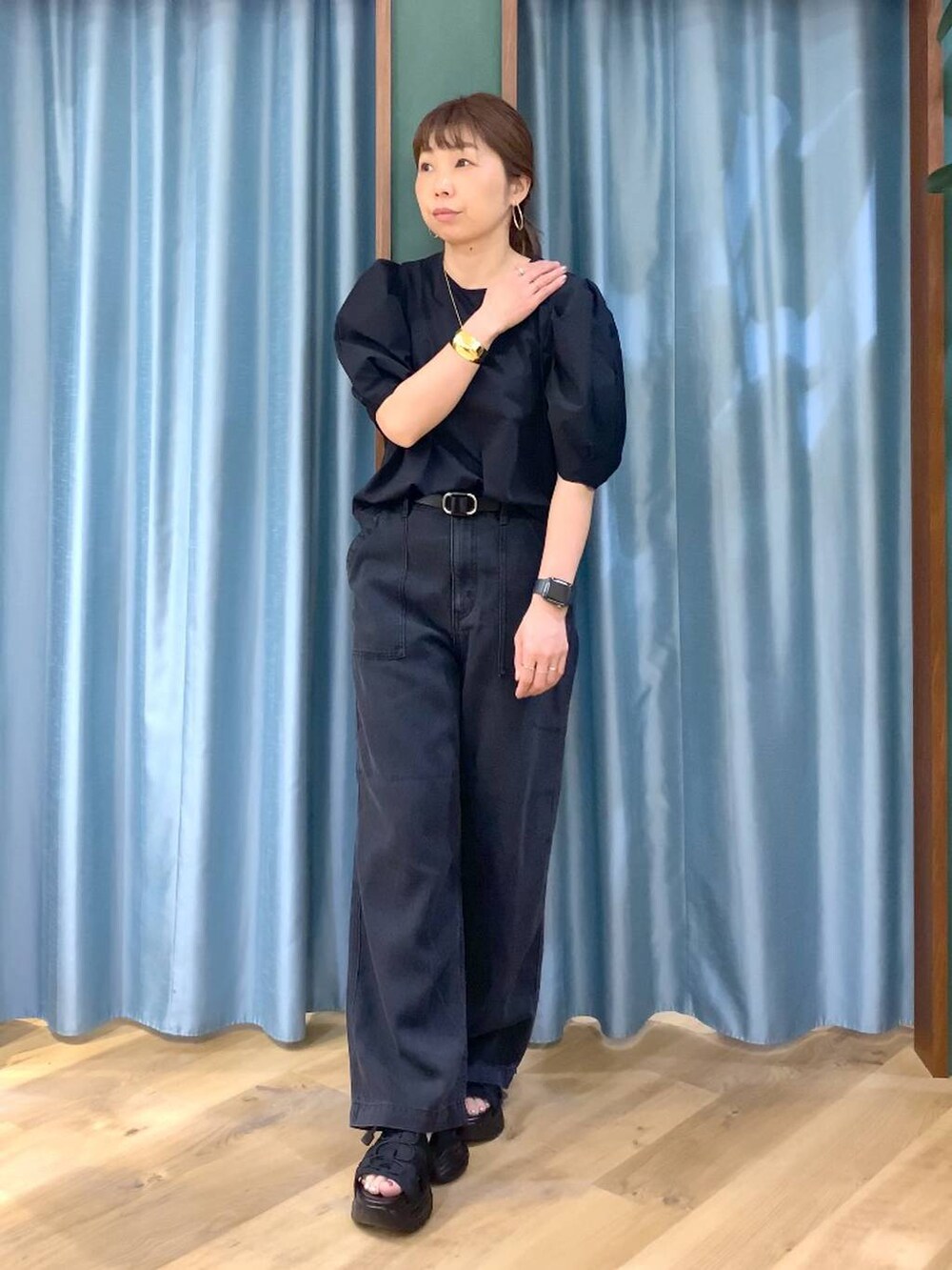 グレー系のデニムパンツ、ブラック系のシャツ/ブラウス、ブラック系のサンダルを着用したレディースの春コーディネートの2枚目の写真