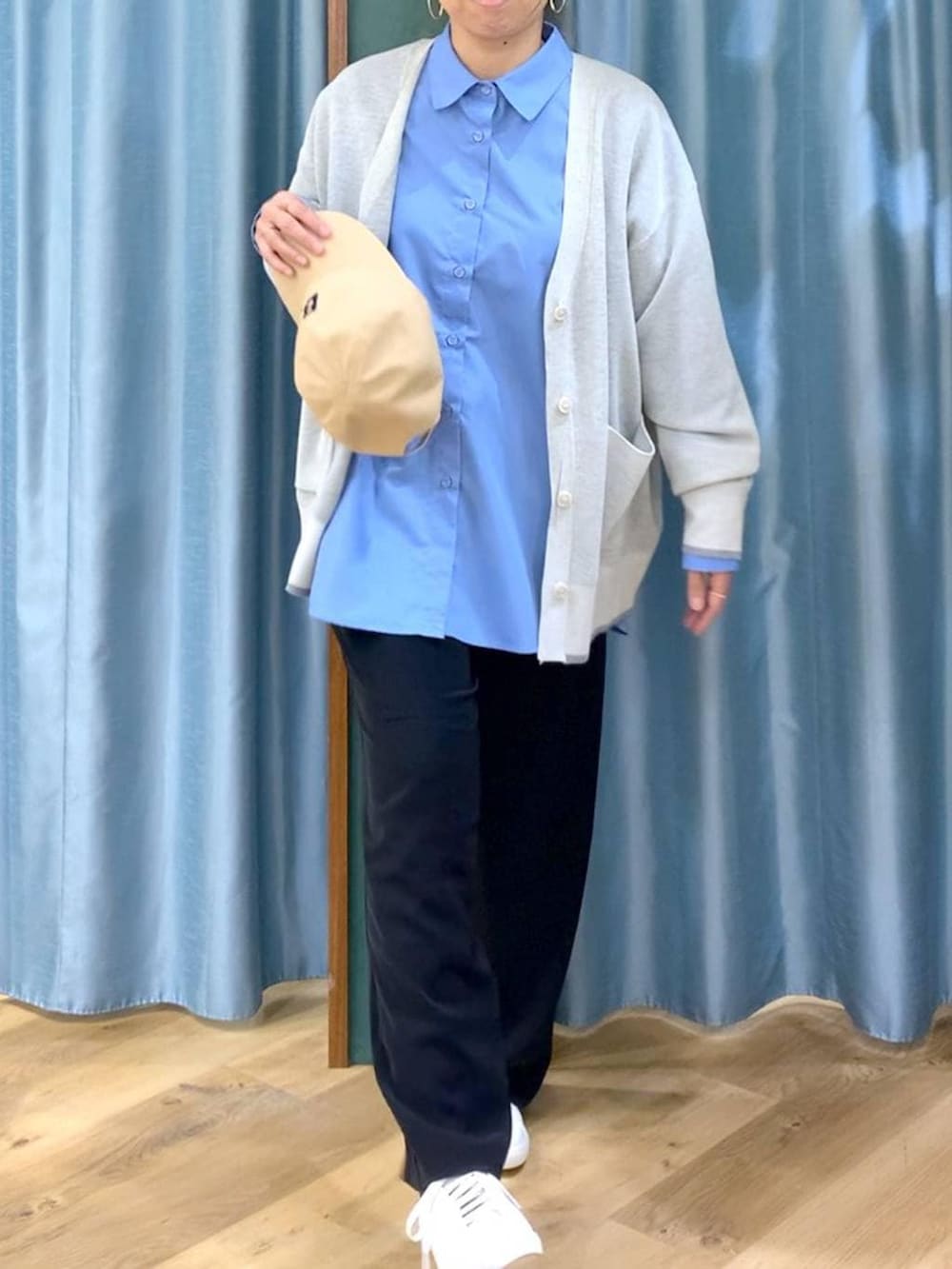 ブラック系のスラックス、ホワイト系のカーディガン/ボレロ、ブルー系のシャツ/ブラウスを着用したレディースの冬コーディネートの5枚目の写真