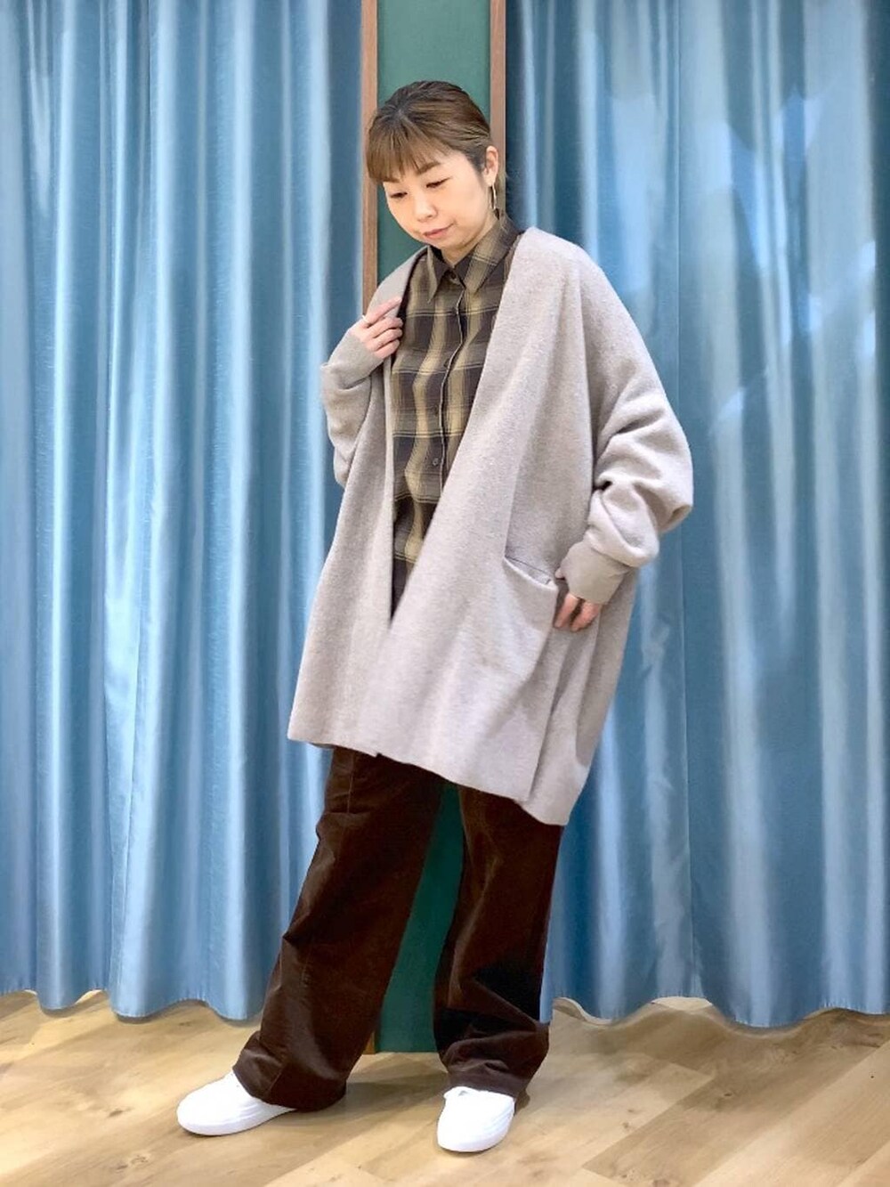 ベージュ系のカーディガン/ボレロ、ブラウン系のその他パンツ、ブラウン系のシャツ/ブラウスを着用したレディースの冬コーディネートの2枚目の写真