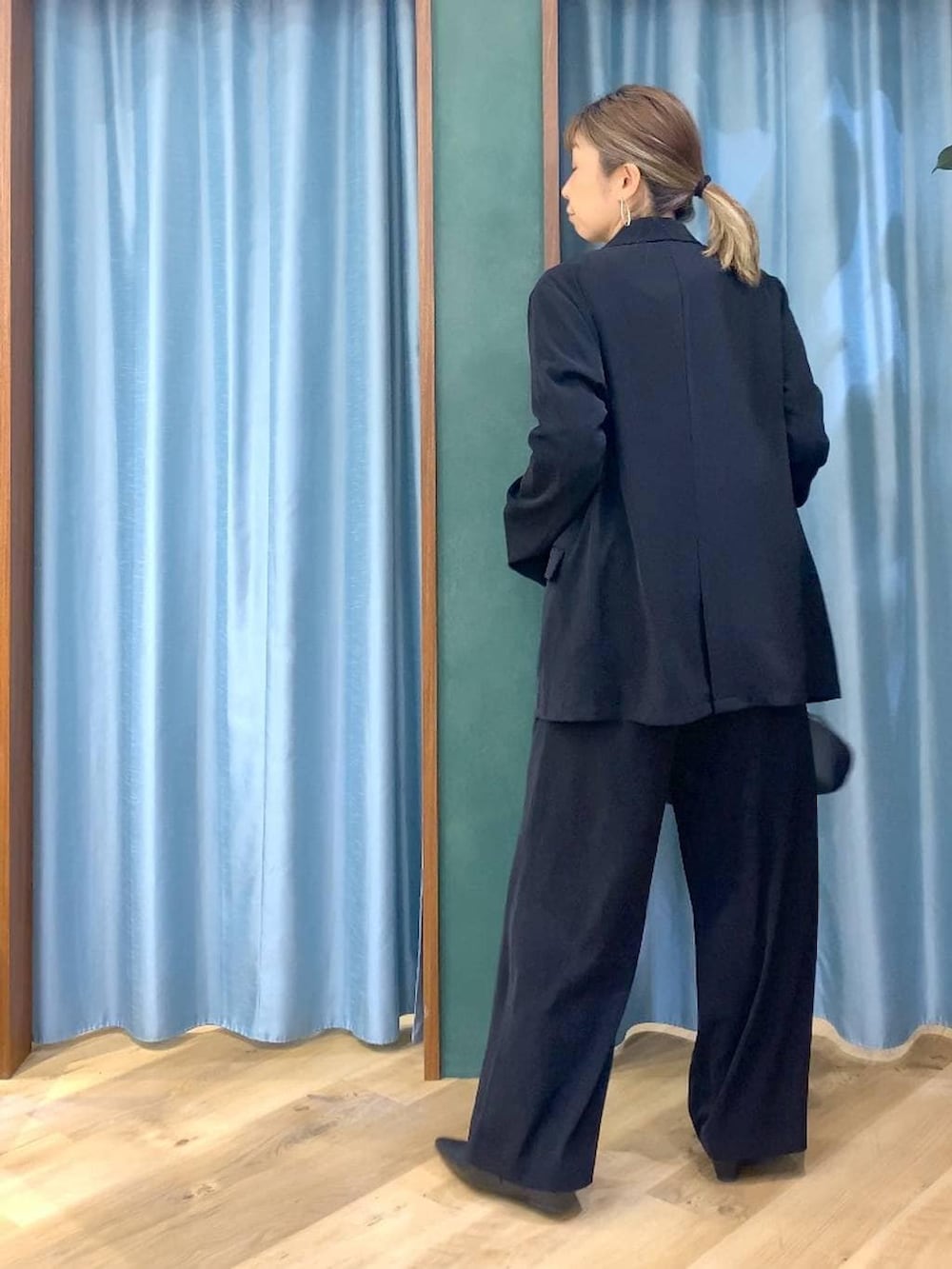 ブラック系のスラックス、ホワイト系のTシャツ/カットソー、ブラック系のテーラードジャケットを着用したレディースの冬コーディネートの7枚目の写真