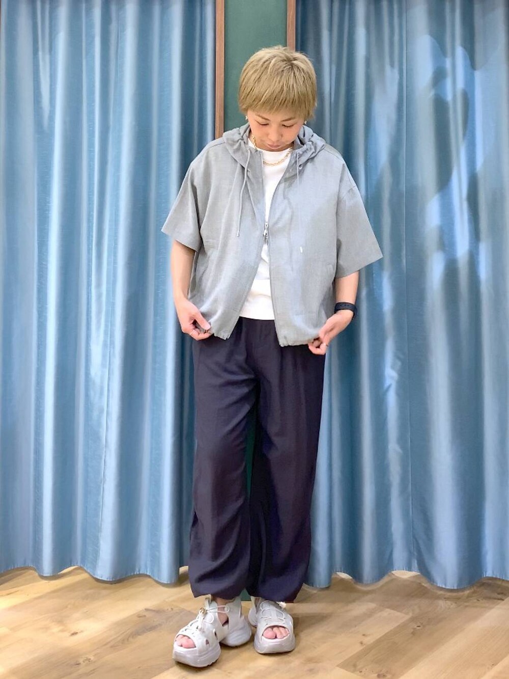 グレー系のサンダル、グレー系のその他パンツ、グレー系のブルゾンを着用したレディースの夏コーディネートの7枚目の写真
