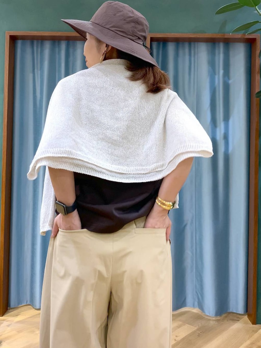 ブラウン系のTシャツ/カットソー、ベージュ系のその他パンツ、ブラウン系のスリッポンを着用したレディースの春コーディネートの5枚目の写真